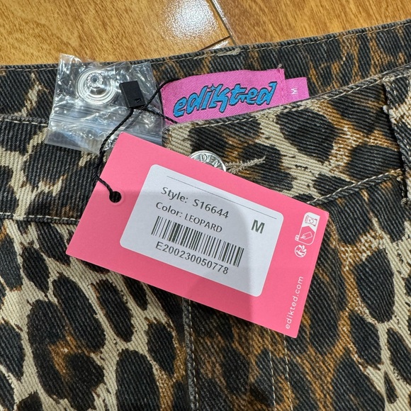 Edikted Low Rise Leopard Jeans - Picture 6 of 8